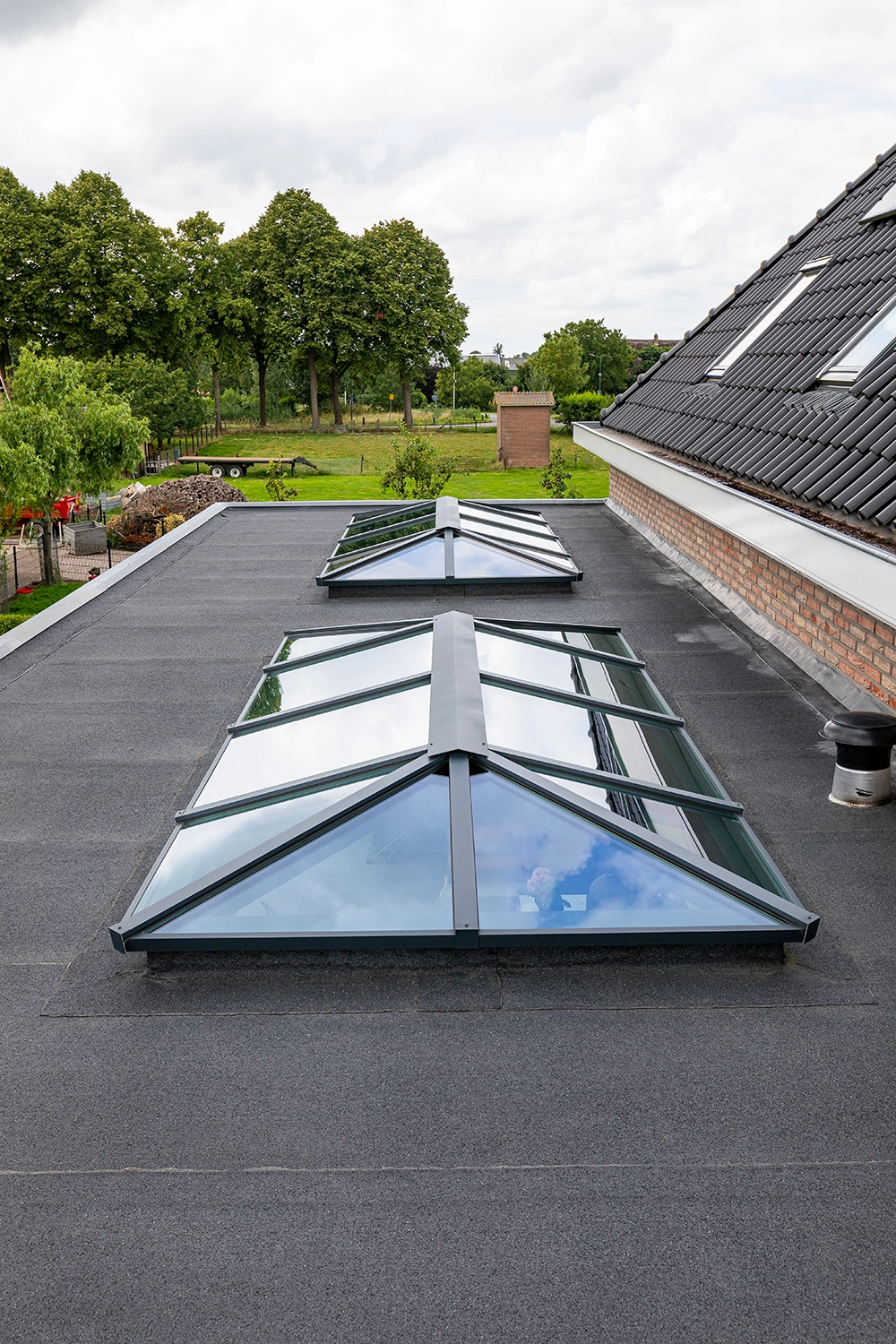 Verhoog de waarde en uitstraling van je woning met een zadeldak met wolfseinden